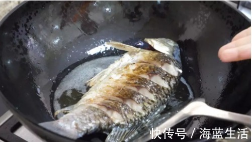 煎鱼时，万万不可直接下锅煎，只需掌握2个诀窍，鱼不粘锅没腥味