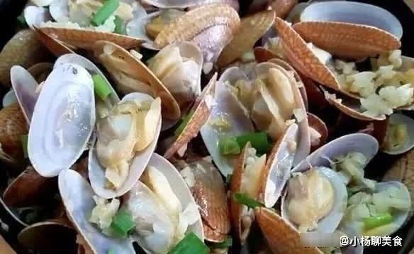 鲜美|花甲别再炒了，这样做鲜美料足，五分钟出锅