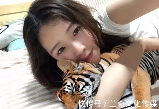 |PS搞笑恶搞:求大神换个比较美的背景