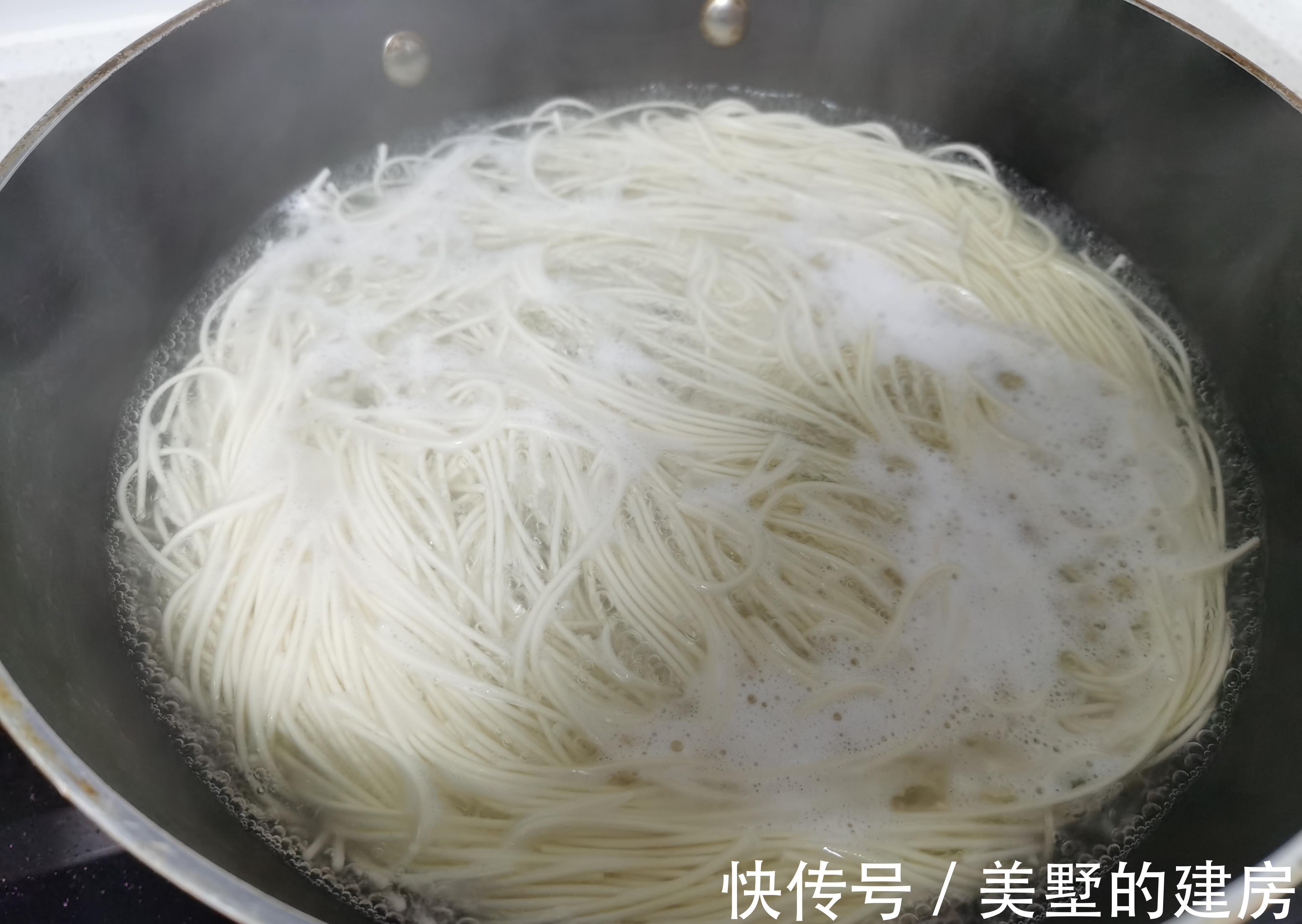 面条|早餐这样做好吃又营养，成本不足5块钱，8分钟搞定，怎么吃也不腻