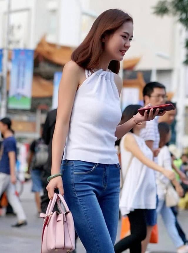 身姿|街拍美女身姿高挑,笑容甜美的气质姐姐,让人眼前一亮耳目一新