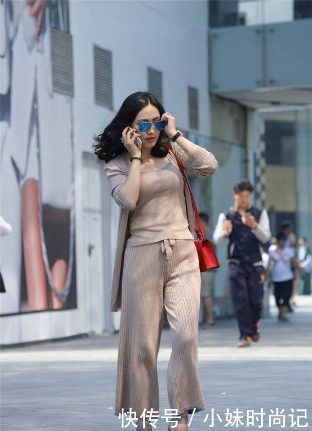 气质|街拍:九分宽松长裤,要走出优雅气质,还是要穿着尖头细跟鞋