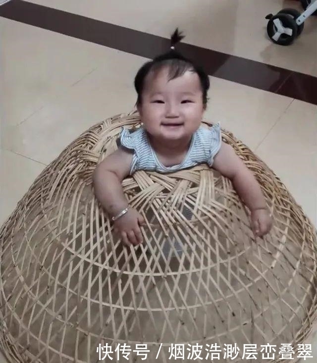 爸爸|宝爸自制“鸡笼学步车”火了,萌娃玩个不停,网友:爸爸太抠门了