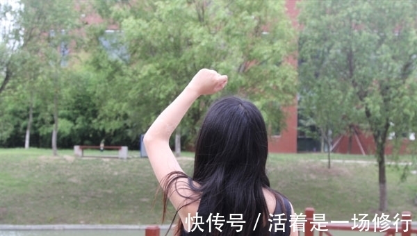 维生素e|女人多大年纪，会开始长老年斑？老了不想脸上有斑要怎么做？