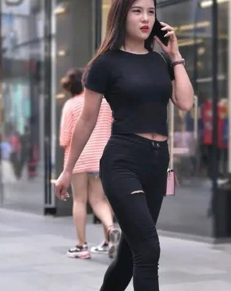 小姐姐一身军绿色的长裙,感觉清新时尚的同时又带着满满的冷艳风