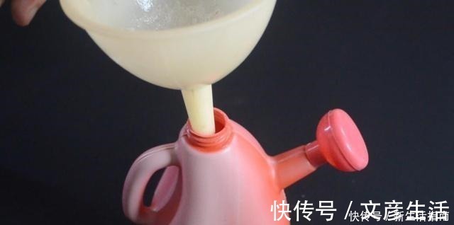 油垢|厨房瓷砖上满是油垢教你一招，不用一滴水，瓷砖立马光亮如新！