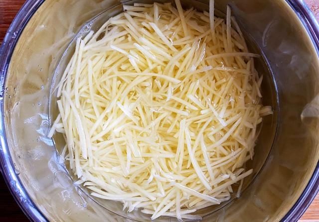 炝拌土豆丝|土豆的另一种新吃法，脆爽开胃，好吃得停不下筷子