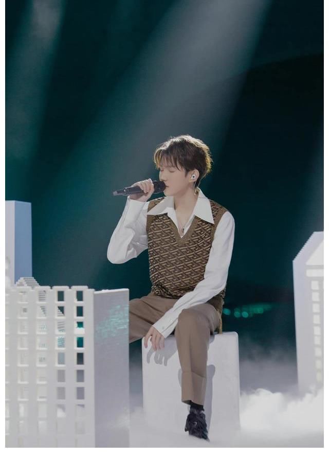 王源《明日創(chuàng)作計劃》見證最強廠牌誕生 新歌雙人舞臺獲贊