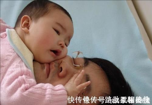 孩子|爸爸陪娃睡觉,醒后发现娃不见了,吓坏了赶紧找,结果自己都乐了