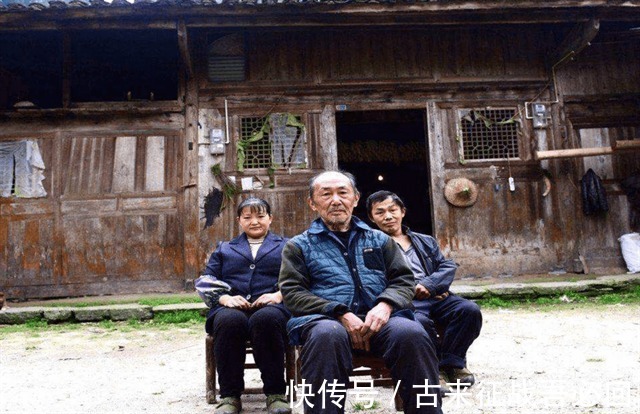 木屋$老农住价值8亿金丝楠木木屋,100万卖给投资商,今搬回乡下盖新房