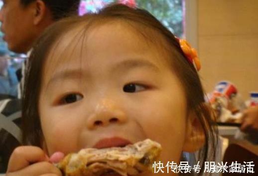 吃一口需要代谢半个月,家长还在喂娃吃,妇幼主任:无知毁了孩子