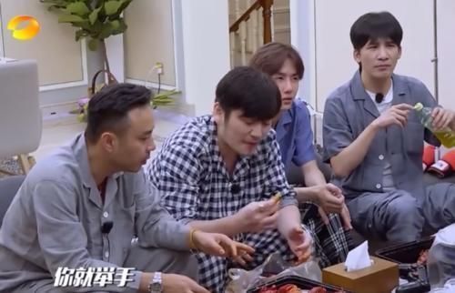 麻小|王一博2年前上臺(tái)插不上話，錢楓建議他舉手喊涵哥，兄弟情是真的