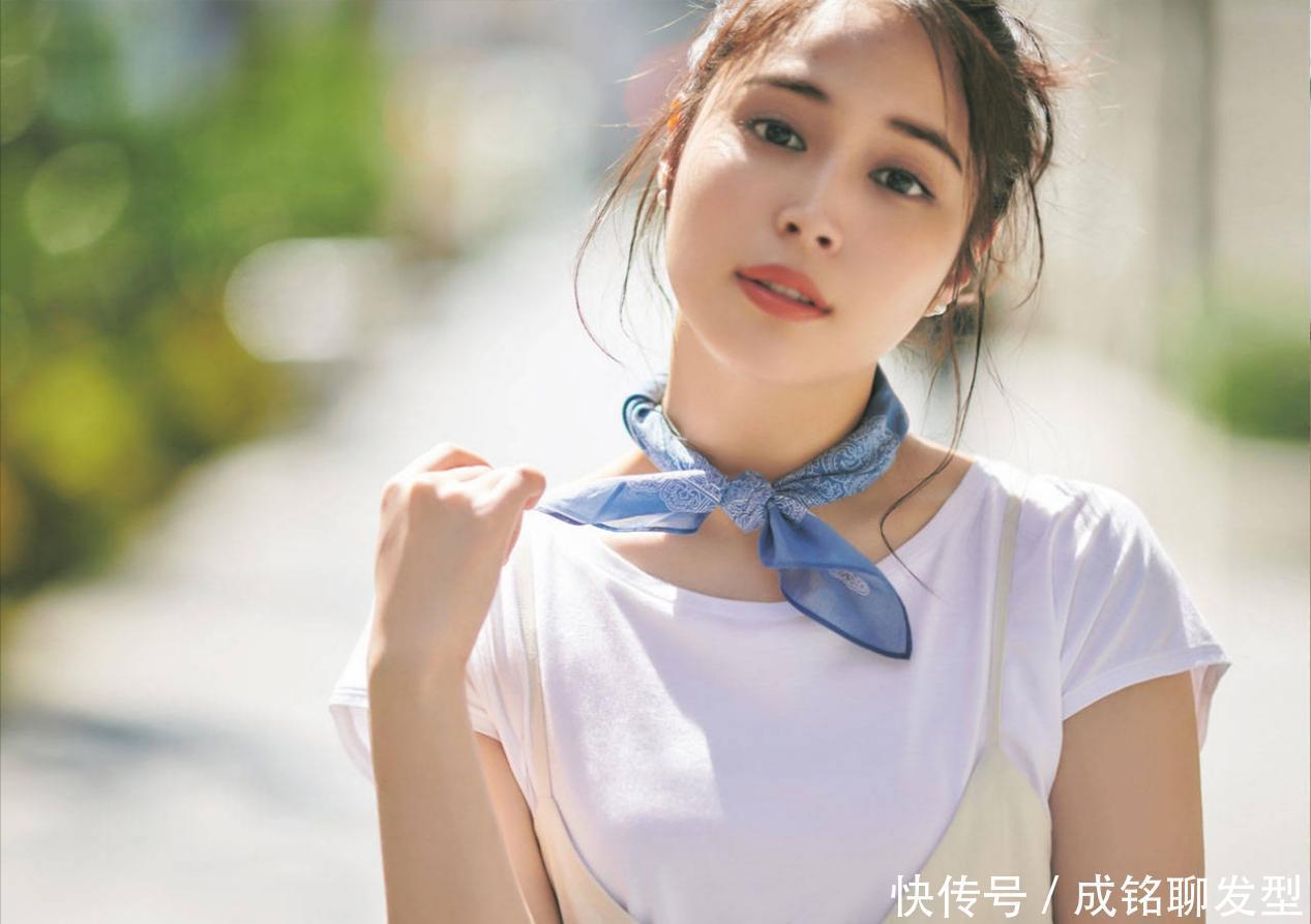 用“丝巾”点缀夏装,时尚减龄又显气质,精致好看又显女人味