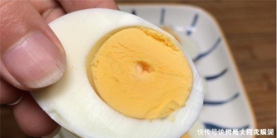 凉鸡蛋|煮鸡蛋时，一定不可加水马上煮，多加一步，壳一碰就掉，又香又嫩