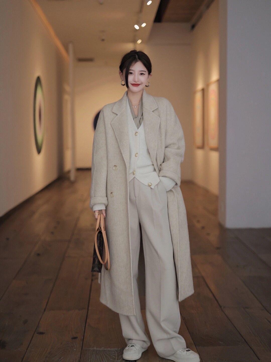 大衣 穿衣还是要懂配色,今年冬天多穿这几个流行色,温柔显白又高级