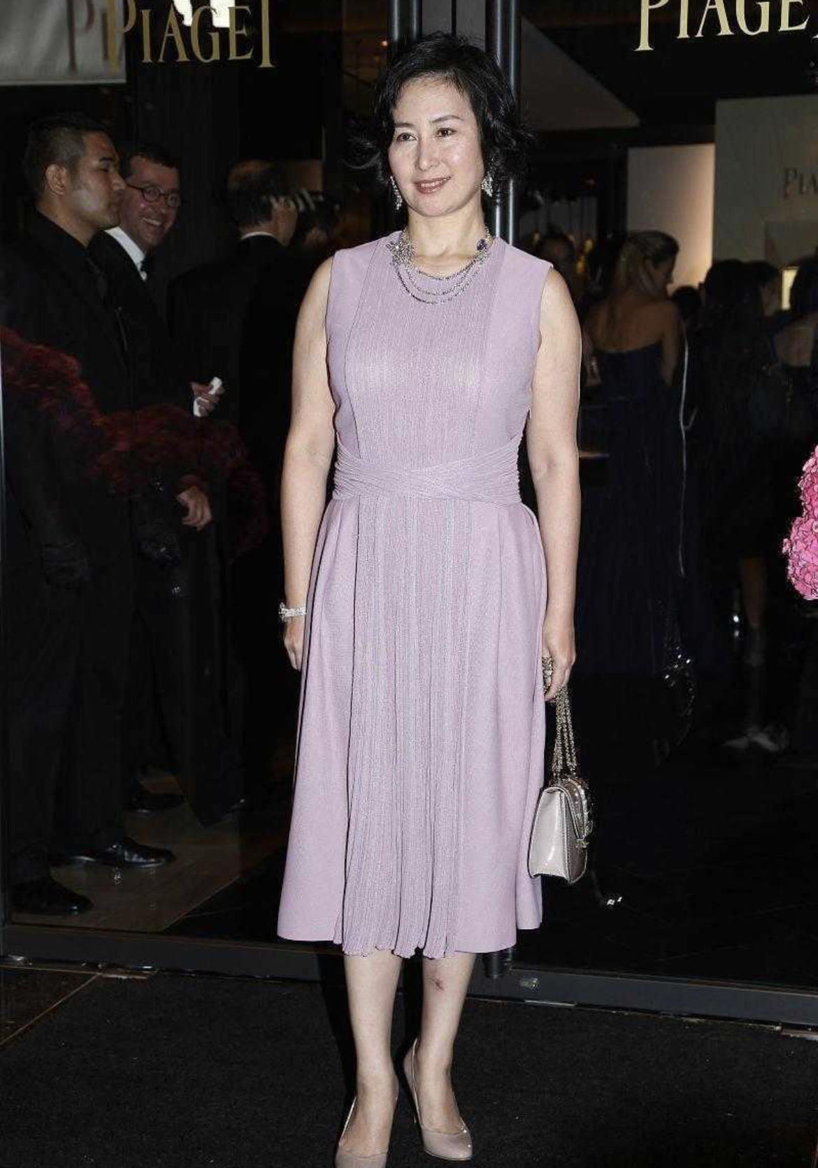 利落|何超琼不愧是“名门闺秀”，粉色上衣配短裤利落大气，减龄优雅