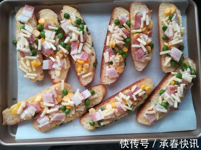 芝士香葱面包迷你披萨,食材简单味道绝佳,一点都不费劲