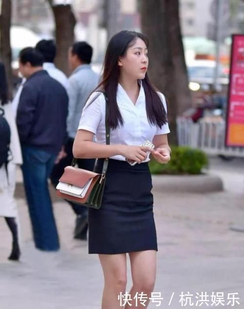 小姐姐|街拍小姐姐短袖衬衫搭配一步裙,简约风格装扮出的自然唯美