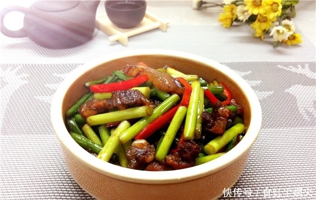 婆婆做的下饭菜,食材很简单,快速出锅,比大鱼大肉受欢迎