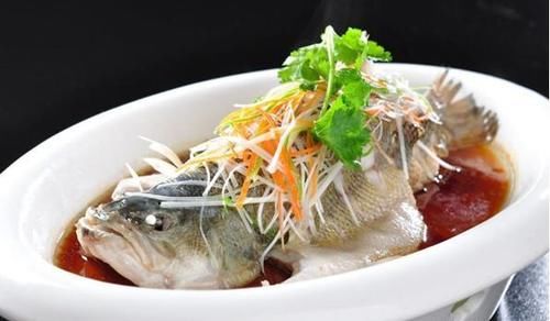  鱼汤|清蒸鱼的时候，鱼蒸好后是先倒蒸鱼豉油还是先响油？