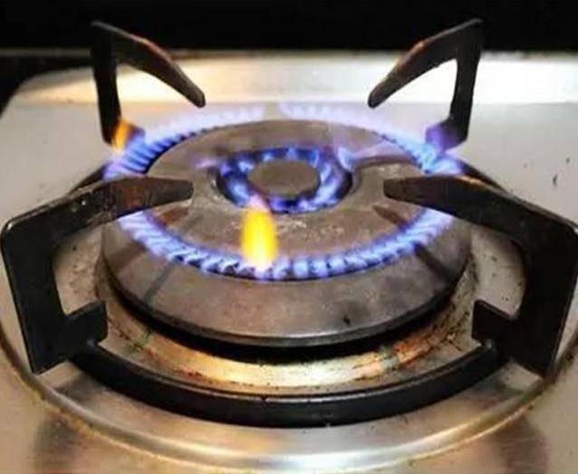 燃气灶一天不擦满是油污，怎么做到干净无油污，听过来人好方法