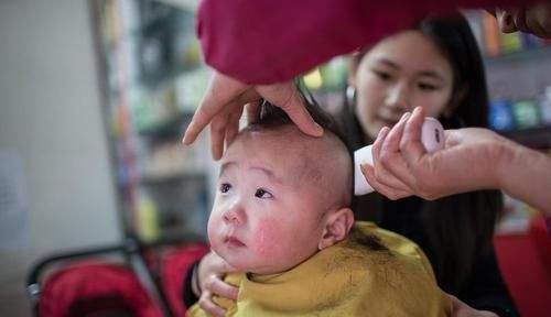 没长|奶奶给孙子剃"满月头",结果头发再也没长出来,医生简直胡闹