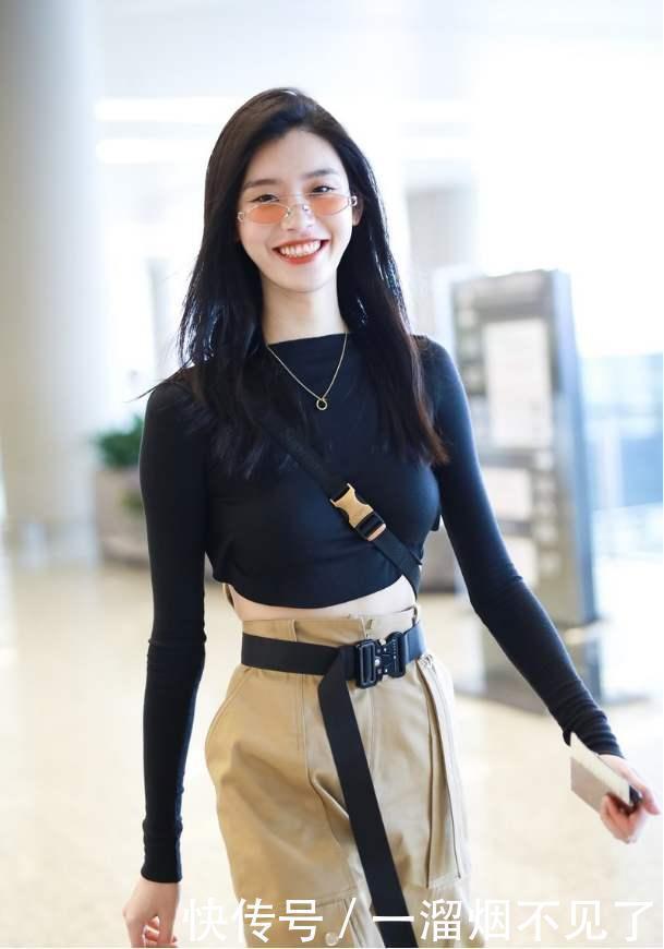 明星都爱一种穿法叫“上紧下松”，时髦又显身材，腿粗女生也能穿