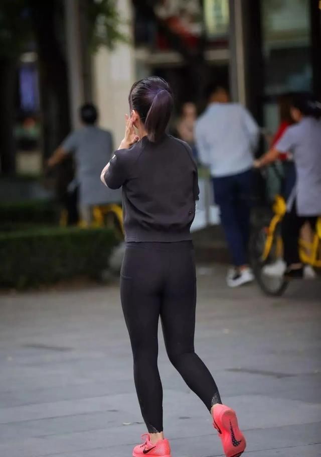 缺少裙子的“辅助”,反而打底裤更吃香了,备受中年女士的青睐