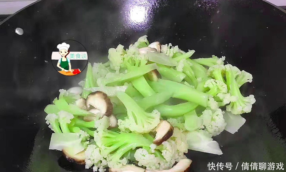 此两样素菜一起炒,不放肉也很鲜甜,营养高热量低,春天吃特营养