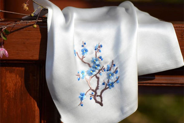 晴雯&贾宝玉送2条旧手帕,到底是啥情谊,让黛玉浑身火热,满面通红?