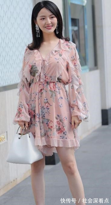 美女 粉色碎花裙,这样穿时尚又修身,你喜欢吗!