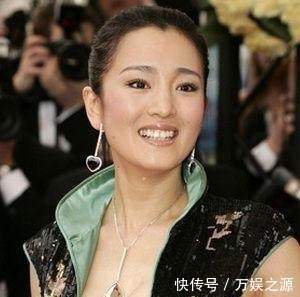 他在水浒中扮演赤发鬼刘唐,而另外一个身份是巩俐经纪人