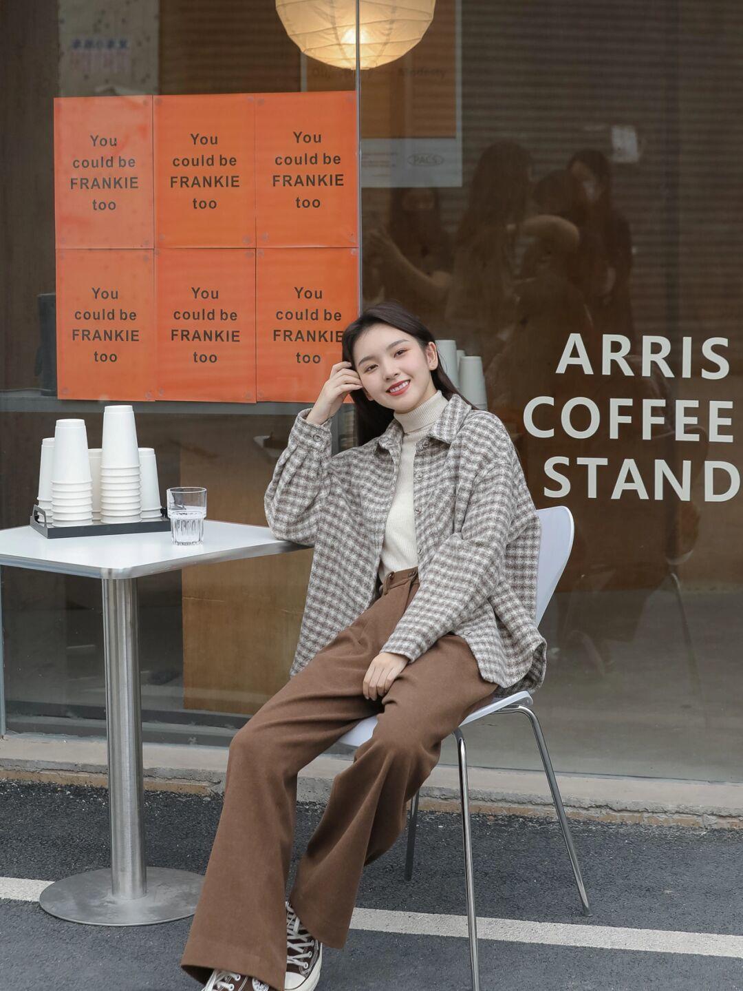 穿搭|秋冬就像一个调色盘,怎么好看怎么穿,绿色毛衣+红色打底衫,复古又时髦!