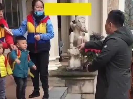 幼儿园|爸爸第一次接孩子就火了,老师一脸不信,爸爸无奈:我真是他爹