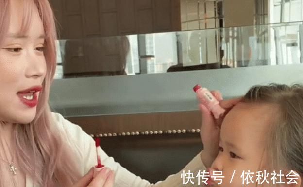 化妆品|“最臭美宝宝”撅着嘴隔空涂口红,网友乐了:这怕是涂了个寂寞?