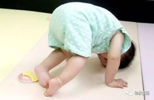 触觉|小孩出现撞头、咬指甲、撕嘴皮等行为，妈妈一定要警惕了