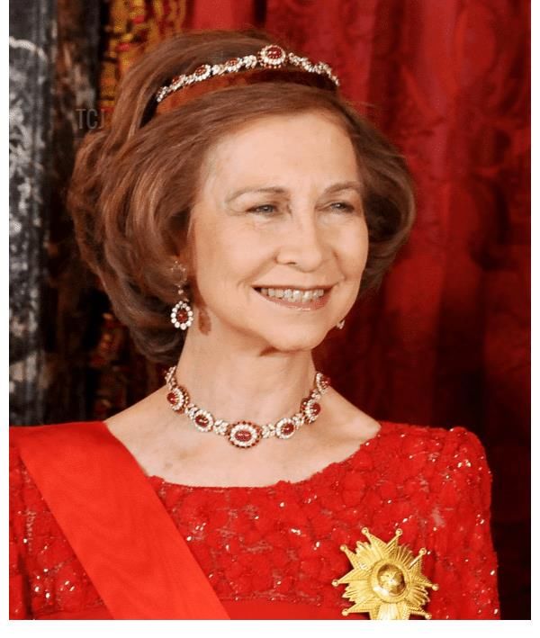 红色衣服|索菲亚的红宝石首饰好美，不光格蕾丝有戴过，连赫本也有类似的