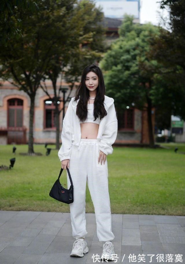 时髦 别穿打底裤了,当下流行这条“豆腐裤”,时髦还不易撞裤,很实用!