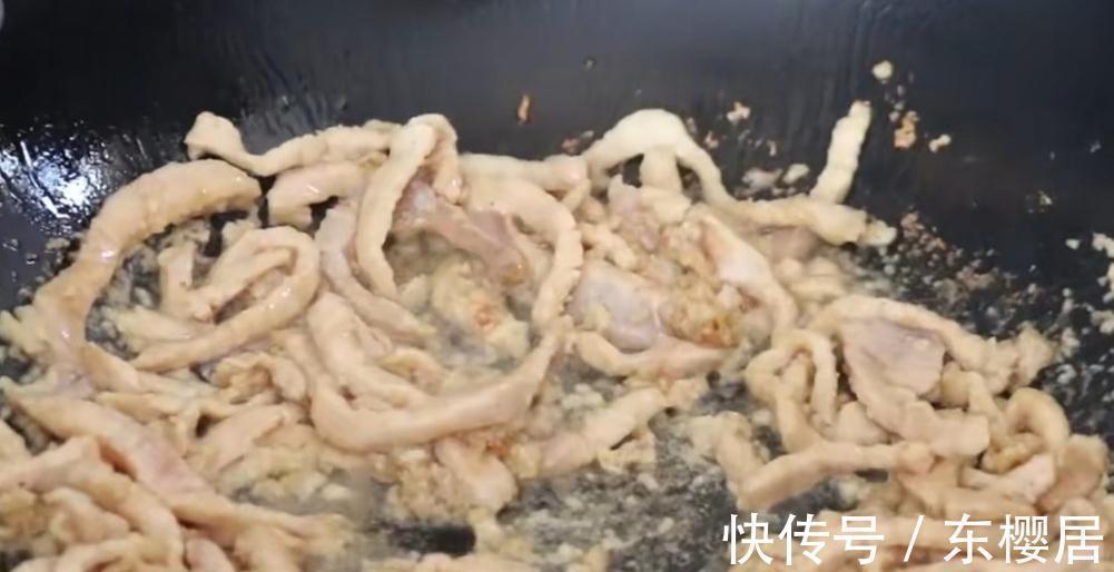 炒蒜苔时，切记不要直接下锅，多加2步，出锅脆嫩又入味太香了