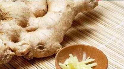 生姜和此物泡水喝,排除體內濕氣,頭發茂密,面色越來越紅潤