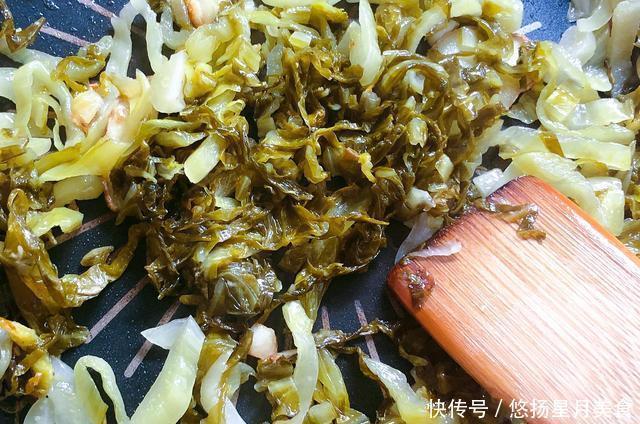 酸爽|绿豆芽和酸菜一起炒,酸爽开胃,风味独特,这也是小时候的味道