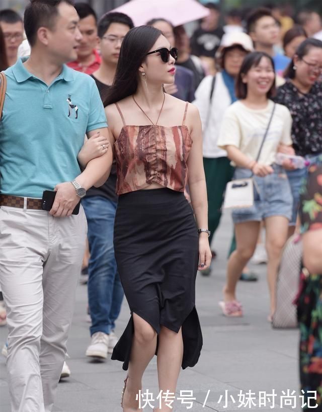 街拍:冷艳美女搭配鱼鳞衬衫, 时尚有个性, 到处都是焦点