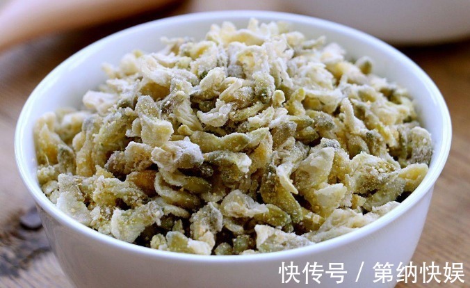 蒸槐花|蒸槐花,不要直接裹面粉,学会正确做法,蒸好不成坨,松散好吃