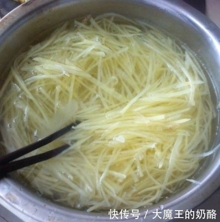 干辣椒|炒土豆丝时，千万别再直接下锅了！教你2招，土豆丝又香又脆