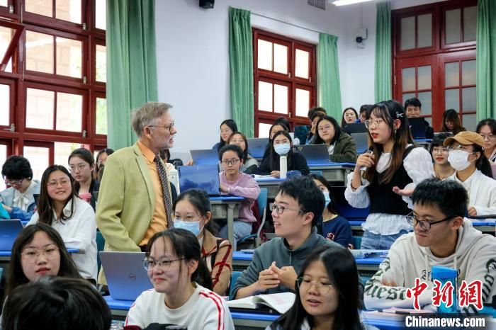 思政课|千余名厦大学生听“不见外的老潘”讲思政课