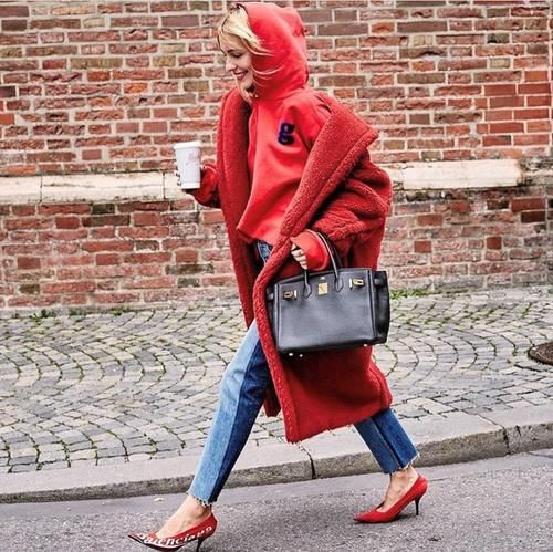 还在嫌弃红色土气？看过这些街拍搭配，发现红色前卫而摩登一面
