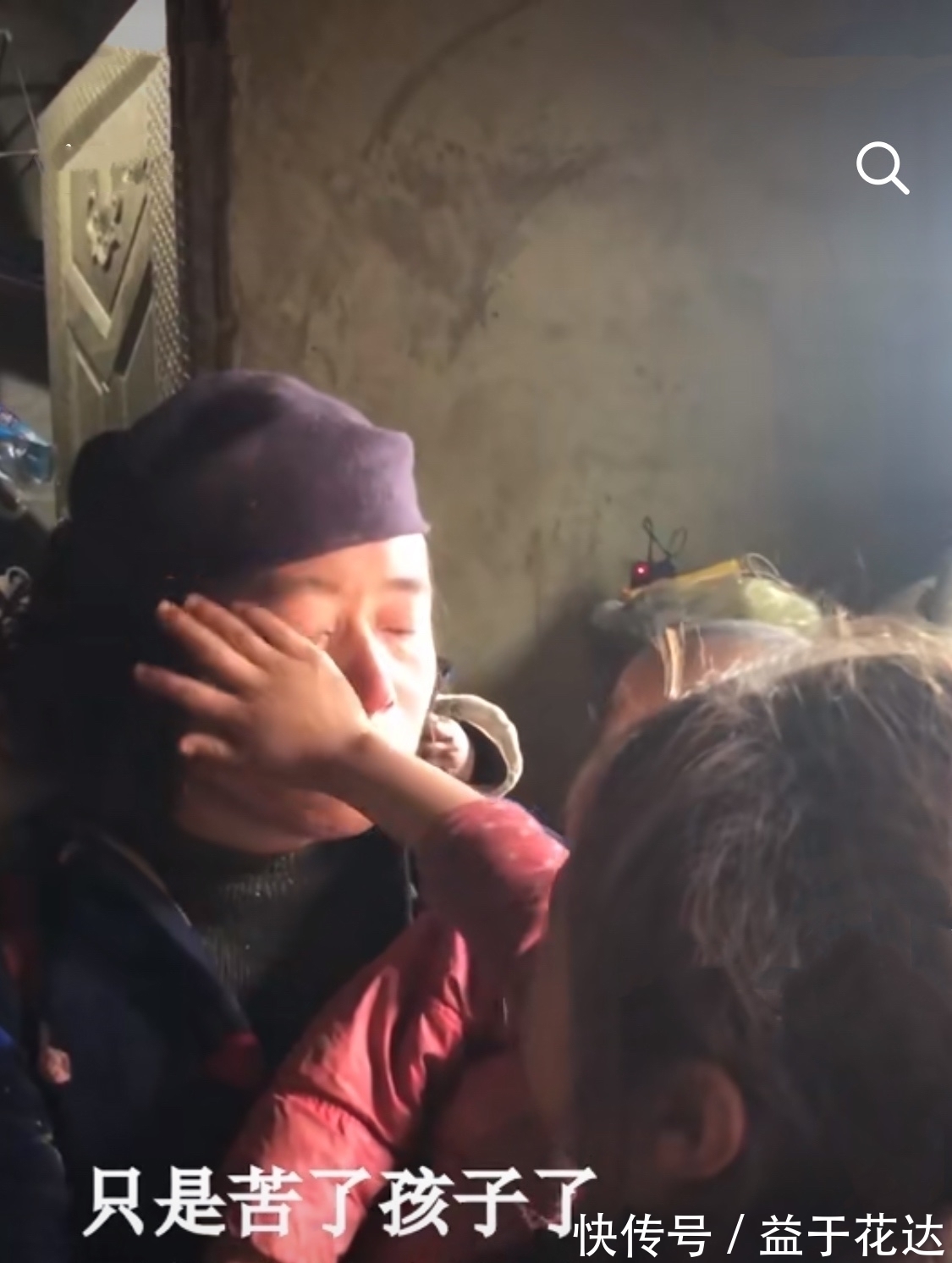 孩子们|怀第五胎的单亲妈妈,无力照顾其他4个娃,孩子饿了吃土豆蘸辣椒