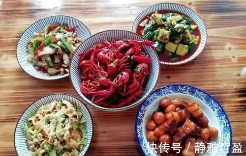 老同学来家里做客,做了5道家常菜,成本不到80元,大家都吃嗨了