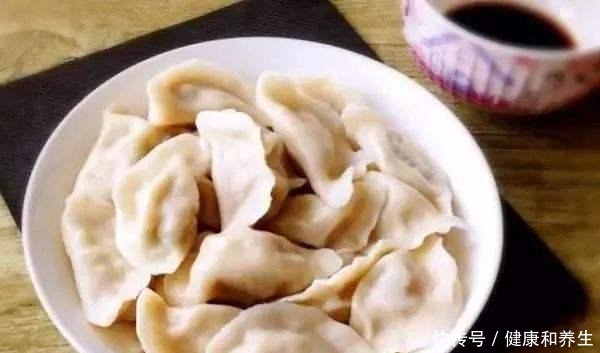 难怪|调肉馅时,有种料很多人爱放,难怪饺子吃着不香,来学学正确做法