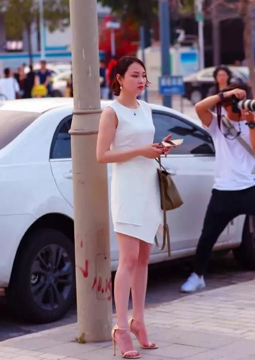 街拍小姐姐一件白色圆领T恤搭配灰色牛仔短裤,尽显时尚魅力